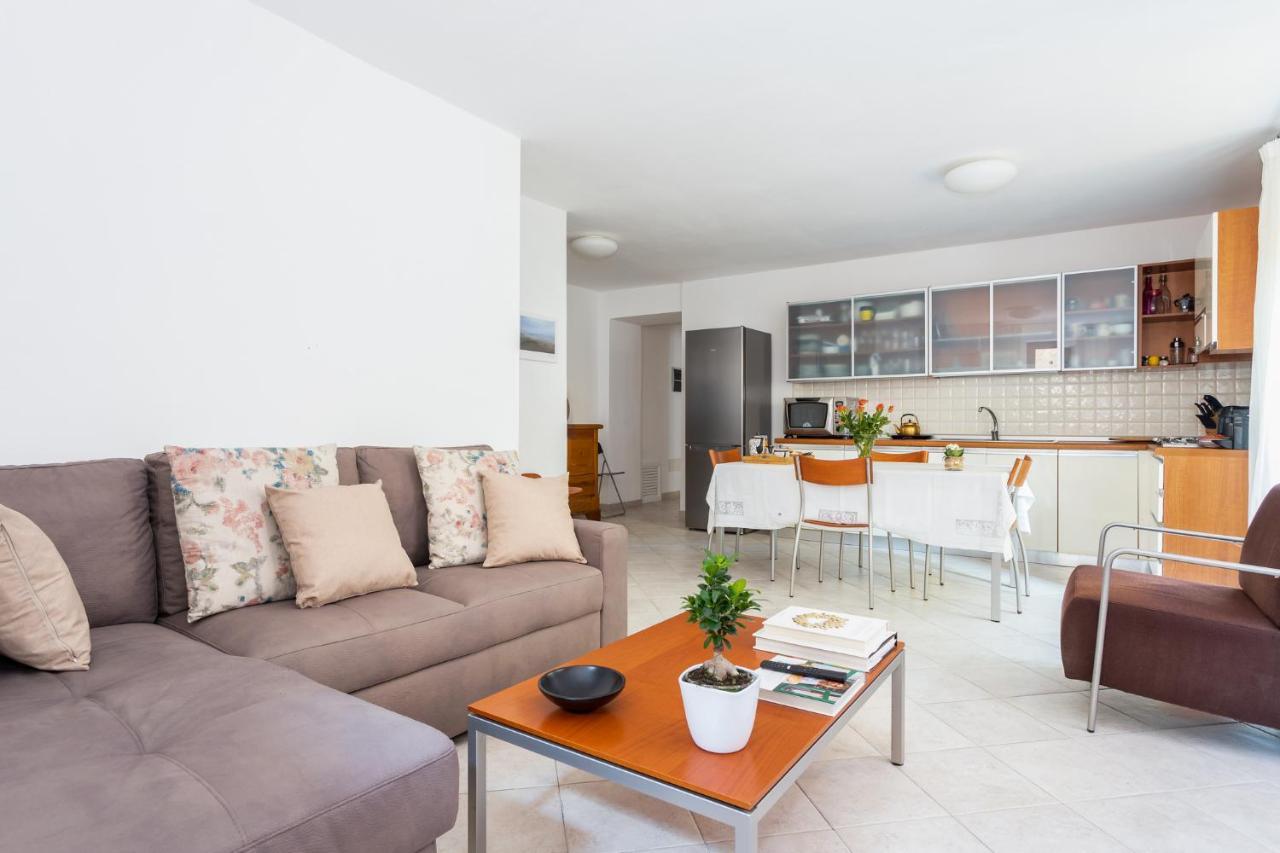 Spacious 3-Bedroom Apartment With Courtyard In Tempio Pausania - Perfect For Families Exterior photo