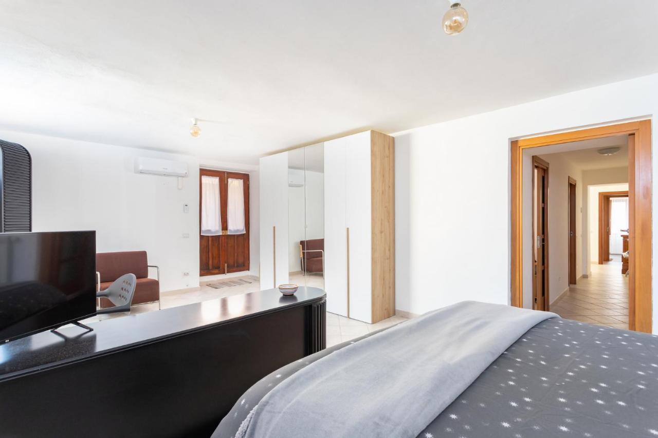 Spacious 3-Bedroom Apartment With Courtyard In Tempio Pausania - Perfect For Families Exterior photo