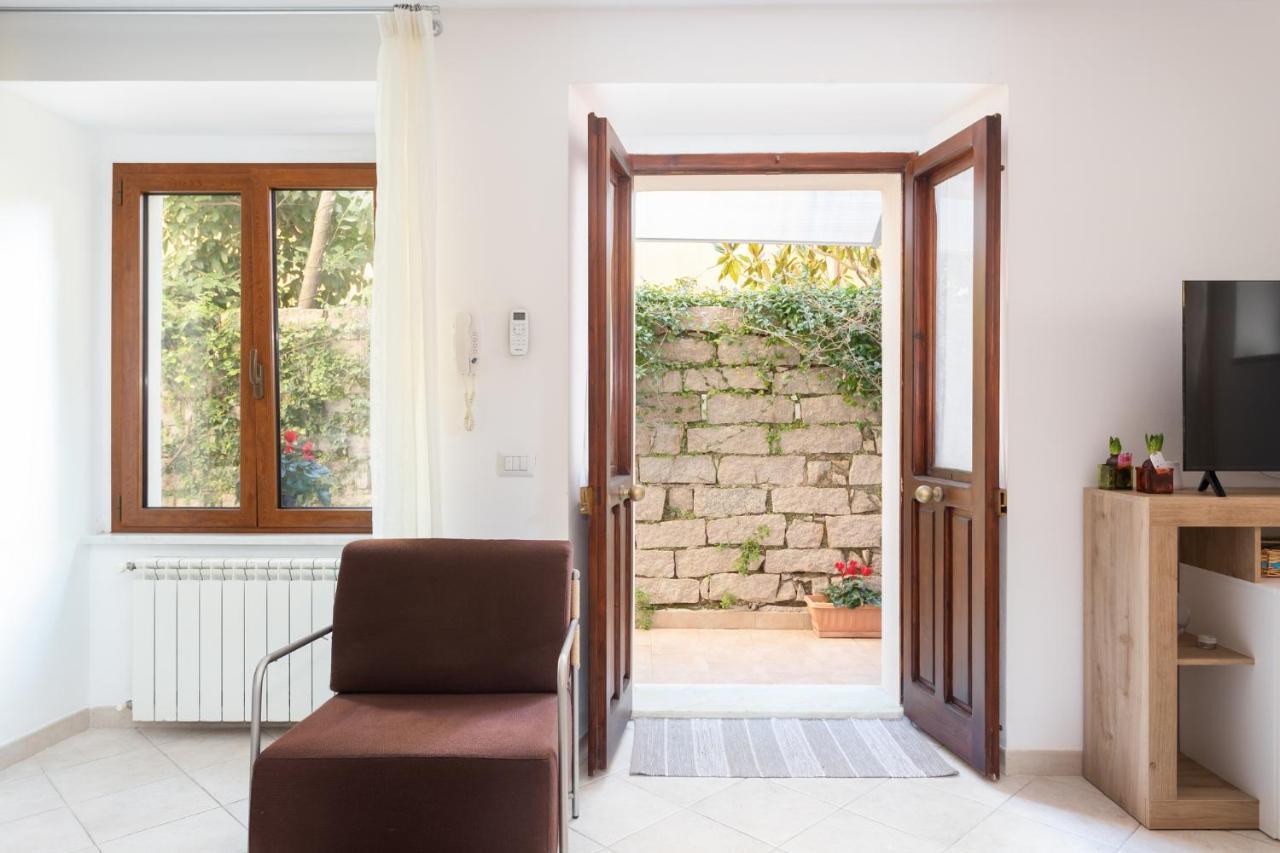 Spacious 3-Bedroom Apartment With Courtyard In Tempio Pausania - Perfect For Families Exterior photo