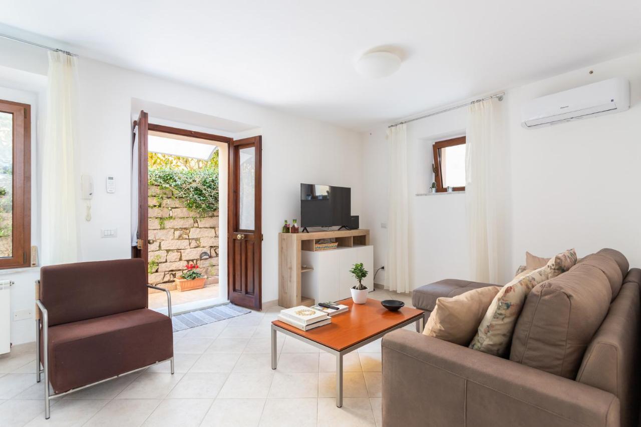 Spacious 3-Bedroom Apartment With Courtyard In Tempio Pausania - Perfect For Families Exterior photo