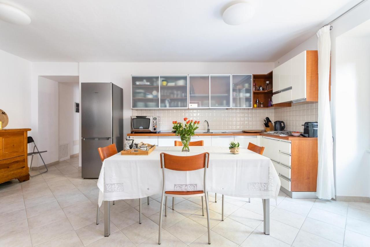 Spacious 3-Bedroom Apartment With Courtyard In Tempio Pausania - Perfect For Families Exterior photo