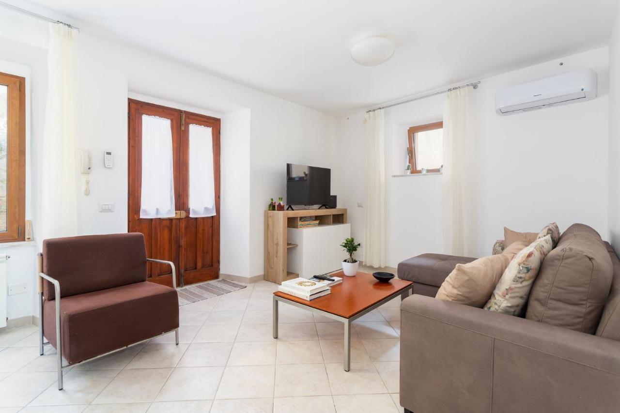 Spacious 3-Bedroom Apartment With Courtyard In Tempio Pausania - Perfect For Families Exterior photo