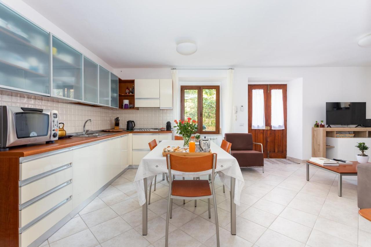 Spacious 3-Bedroom Apartment With Courtyard In Tempio Pausania - Perfect For Families Exterior photo